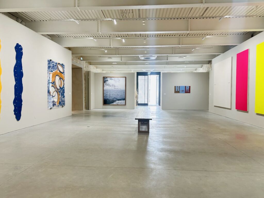 Le Fonds Bustamante initié par l'artiste Jean-Marc Bustamante est un espace d'art contemporain qui a investi l’ancienne église Sainte-Croix dans le quartier de la Roquette d'Arles (salle 1er étage)