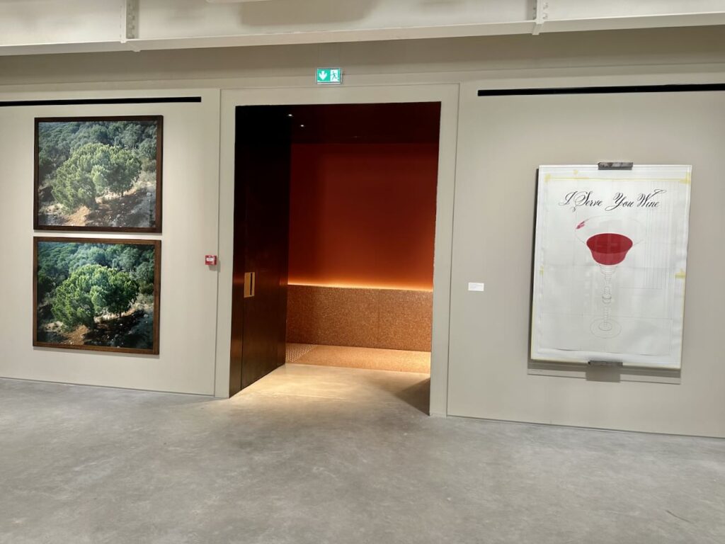 Le Fonds Bustamante initié par l'artiste Jean-Marc Bustamante est un espace d'art contemporain qui a investi l’ancienne église Sainte-Croix dans le quartier de la Roquette d'Arles (œuvres)