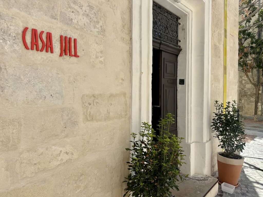 Le Fonds Bustamante initié par l'artiste Jean-Marc Bustamante est un espace d'art contemporain qui a investi l’ancienne église Sainte-Croix dans le quartier de la Roquette d'Arles 5entrée casa Jil)