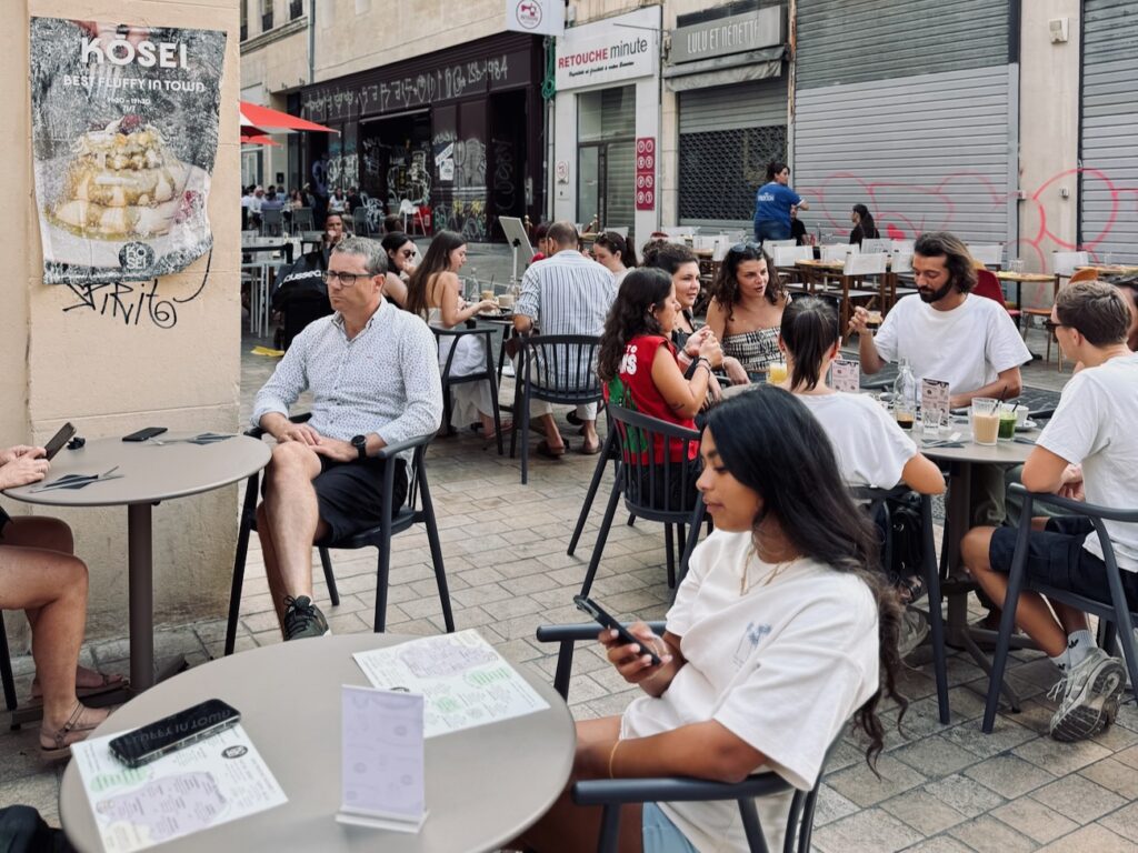 Rue Haxo, Kōsei sert un brunch frais et maison, des fluffy pancakes soufflés minute, du café de spécialité et des jus pressés dans une salle lumineuse. (terrasse)