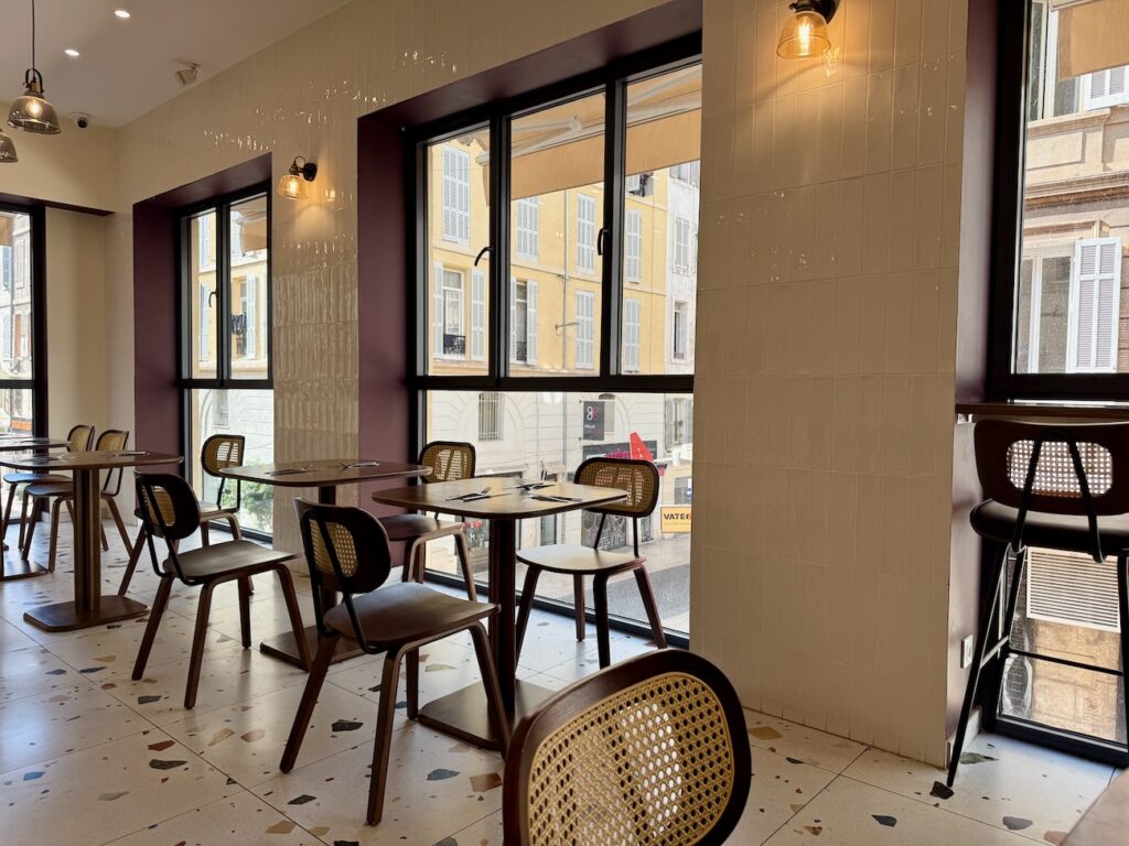 Rue Haxo, Kōsei sert un brunch frais et maison, des fluffy pancakes soufflés minute, du café de spécialité et des jus pressés dans une salle lumineuse. (intérieur)