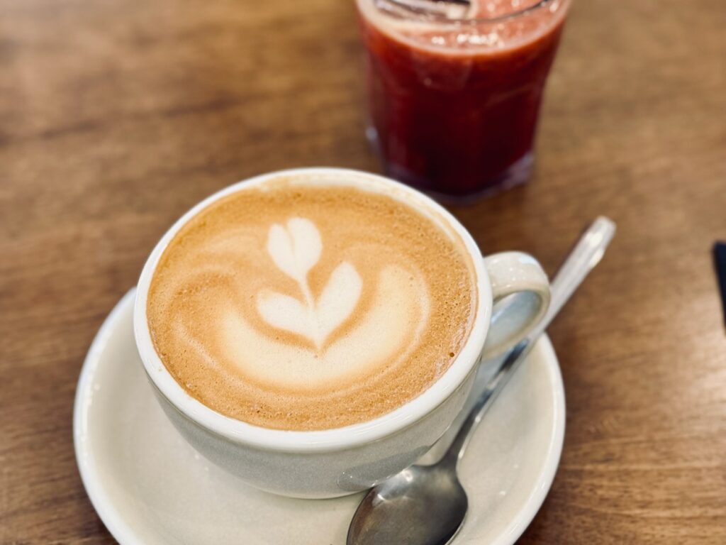 Rue Haxo, Kōsei sert un brunch frais et maison, des fluffy pancakes soufflés minute, du café de spécialité et des jus pressés dans une salle lumineuse. (flat white)