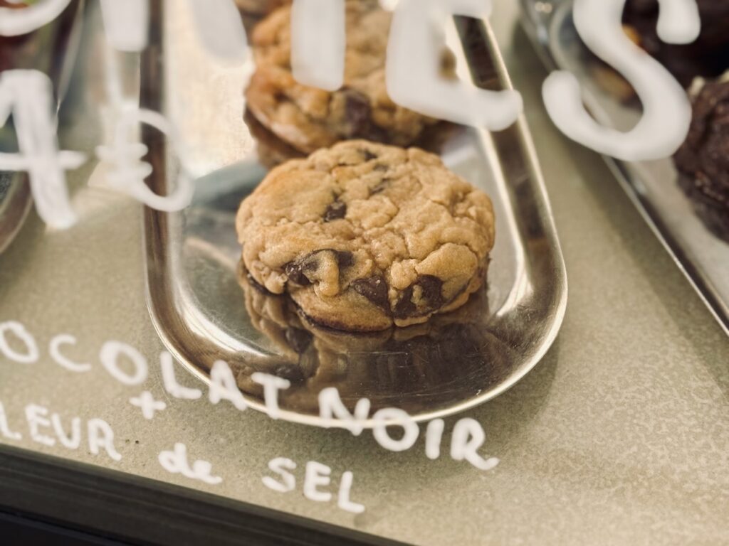 Rue Haxo, Kōsei sert un brunch frais et maison, des fluffy pancakes soufflés minute, du café de spécialité et des jus pressés dans une salle lumineuse. (cookie)