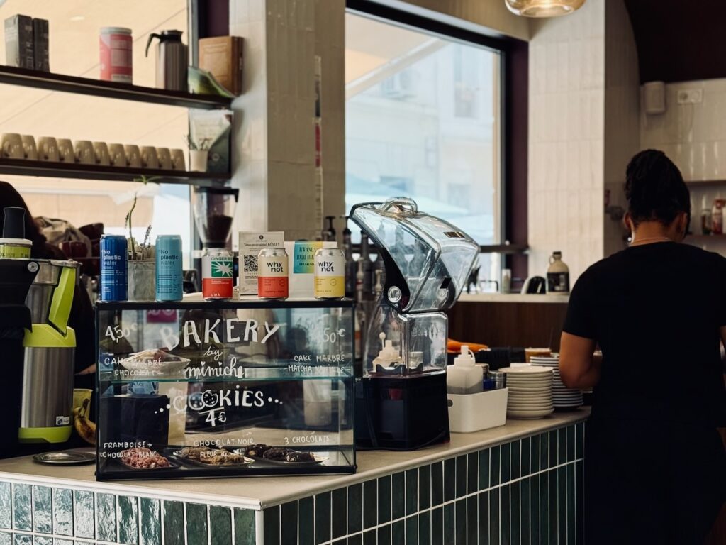 Rue Haxo, Kōsei sert un brunch frais et maison, des fluffy pancakes soufflés minute, du café de spécialité et des jus pressés dans une salle lumineuse. (comptoir)