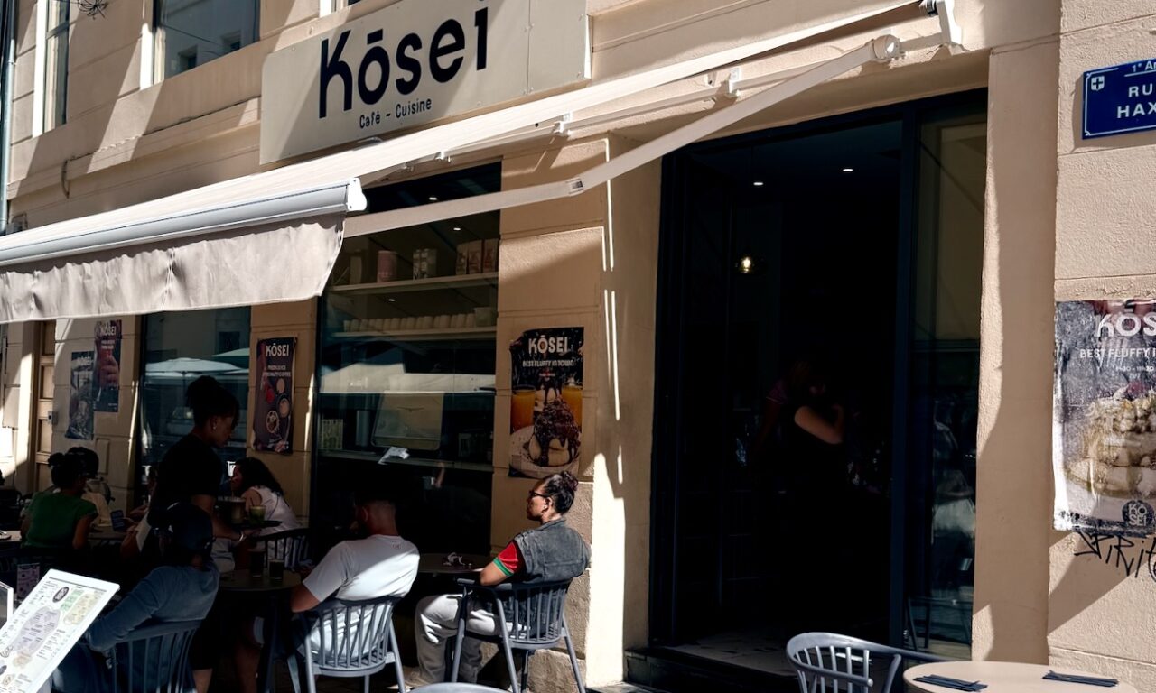 Rue Haxo, Kōsei sert un brunch frais et maison, des fluffy pancakes soufflés minute, du café de spécialité et des jus pressés dans une salle lumineuse. (extérieur)