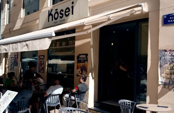 Rue Haxo, Kōsei sert un brunch frais et maison, des fluffy pancakes soufflés minute, du café de spécialité et des jus pressés dans une salle lumineuse. (extérieur)