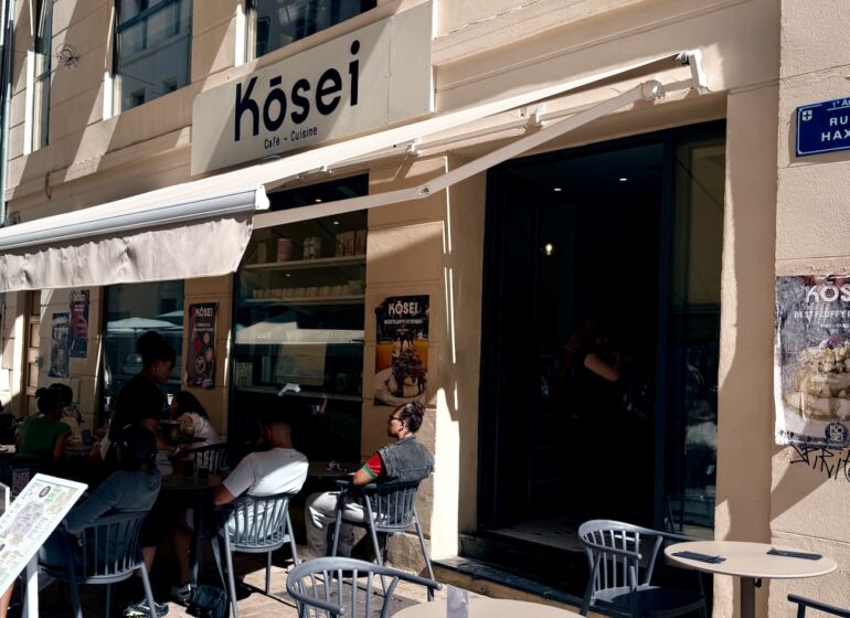 Rue Haxo, Kōsei sert un brunch frais et maison, des fluffy pancakes soufflés minute, du café de spécialité et des jus pressés dans une salle lumineuse. (extérieur)