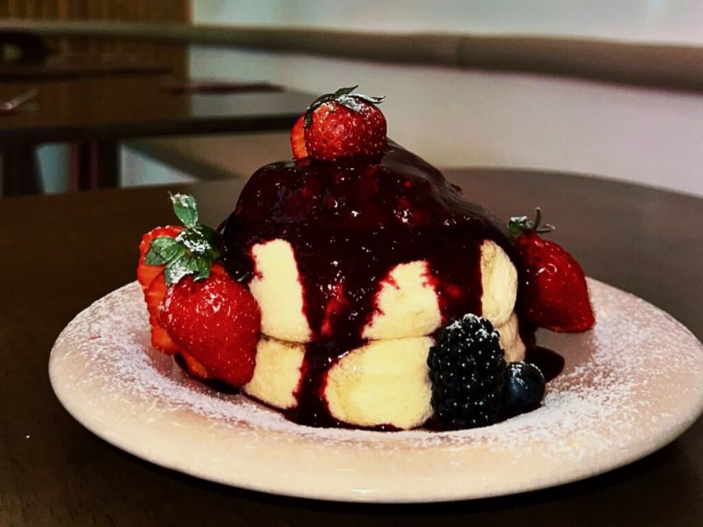 Rue Haxo, Kōsei sert un brunch frais et maison, des fluffy pancakes soufflés minute, du café de spécialité et des jus pressés dans une salle lumineuse. (pancakes)