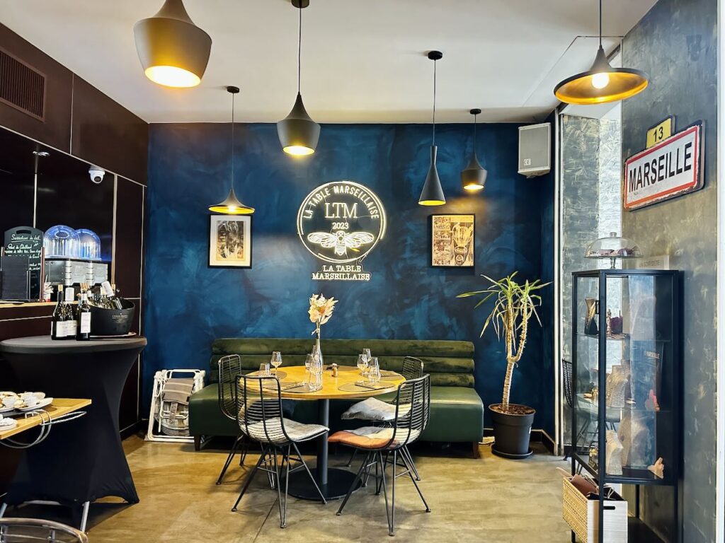 À Marseille, dans le quartier des 5 avenues, la Table Marseillaise revisite la cuisine provençale avec des produits frais et de saison dans une ambiance conviviale, entre restaurant, terrasse et bar à tapas (salle)