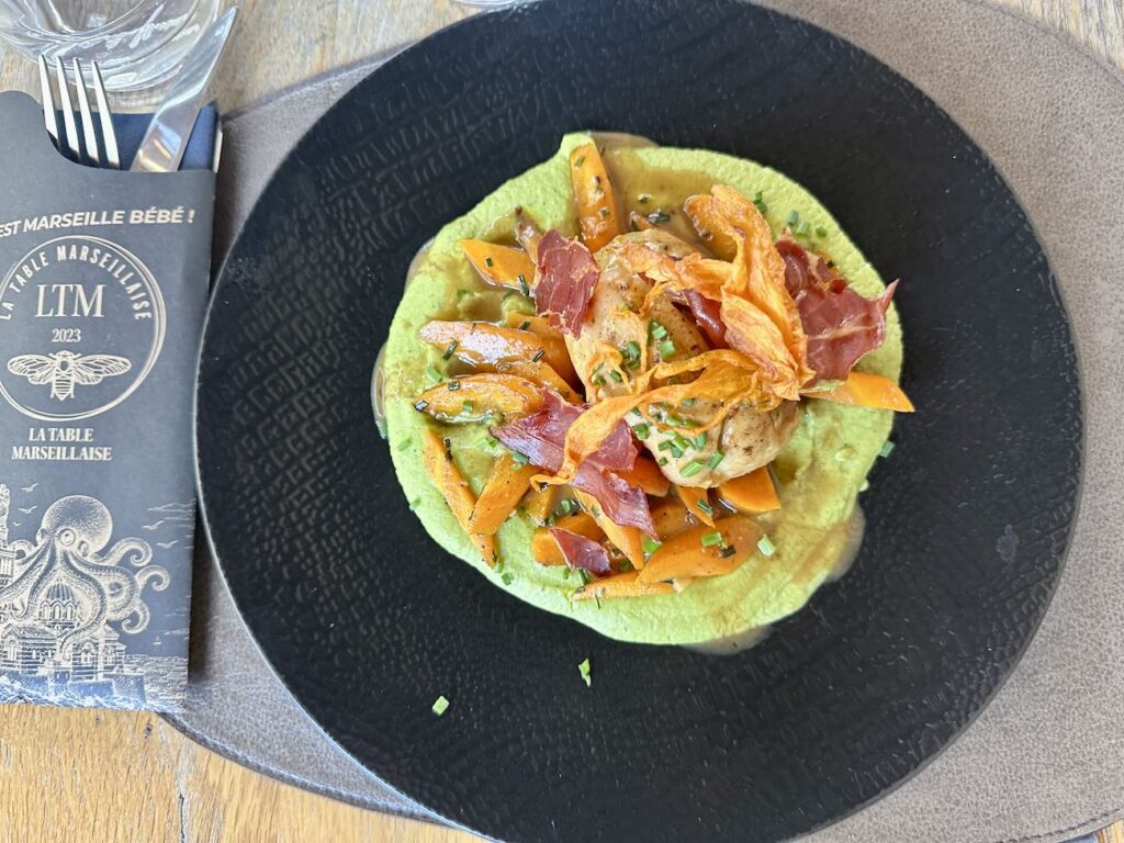 À Marseille, dans le quartier des 5 avenues, la Table Marseillaise revisite la cuisine provençale avec des produits frais et de saison dans une ambiance conviviale, entre restaurant, terrasse et bar à tapas 5plat du jour)