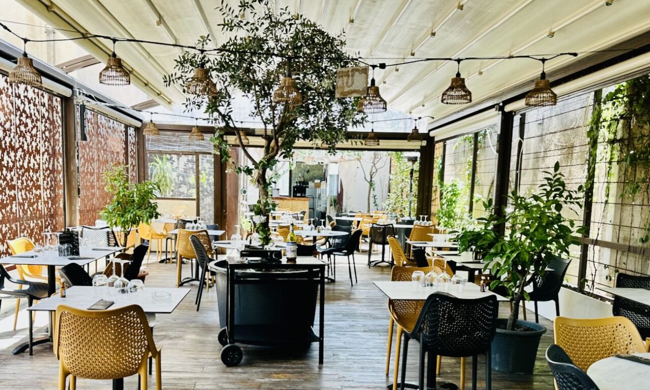 À Marseille, dans le quartier des 5 avenues, la Table Marseillaise revisite la cuisine provençale avec des produits frais et de saison dans une ambiance conviviale, entre restaurant, terrasse et bar à tapas (patio)