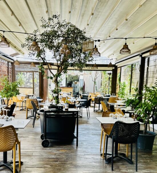 À Marseille, dans le quartier des 5 avenues, la Table Marseillaise revisite la cuisine provençale avec des produits frais et de saison dans une ambiance conviviale, entre restaurant, terrasse et bar à tapas (patio)