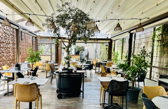 À Marseille, dans le quartier des 5 avenues, la Table Marseillaise revisite la cuisine provençale avec des produits frais et de saison dans une ambiance conviviale, entre restaurant, terrasse et bar à tapas (patio)