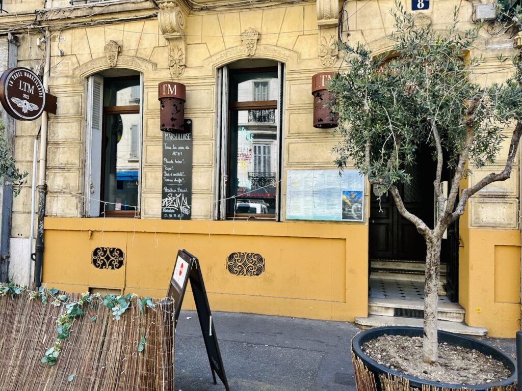 À Marseille, dans le quartier des 5 avenues, la Table Marseillaise revisite la cuisine provençale avec des produits frais et de saison dans une ambiance conviviale, entre restaurant, terrasse et bar à tapas. (façade)