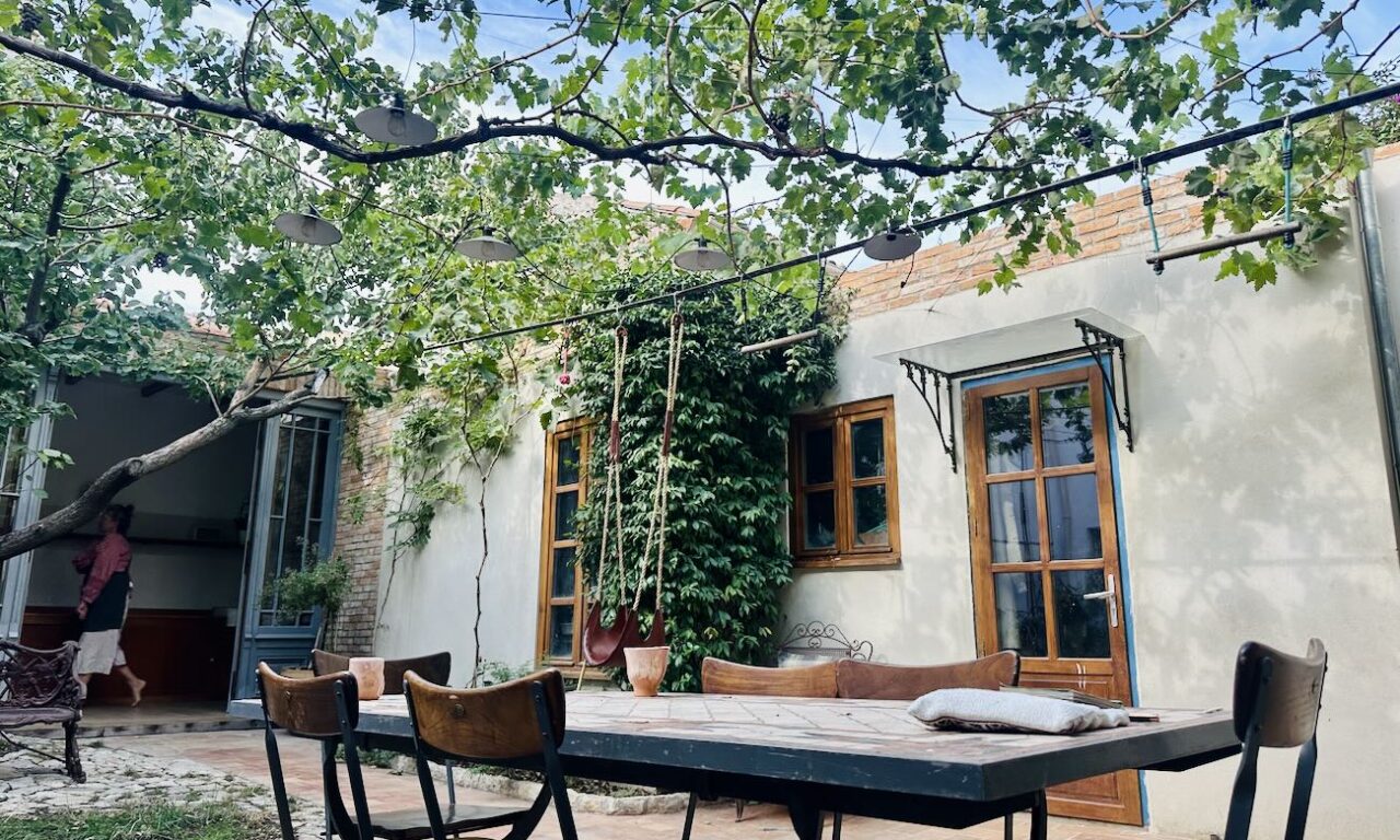 À la Madrague de Montredon, Montrose Studio est un nouvel atelier de céramique à Marseille imaginé par Alya Kazakevich. Dans un lieu lumineux ouvert sur un patio, la céramiste propose des cours et ateliers pour enfants et adultes, entre modelage, création et expérimentation. (treille)