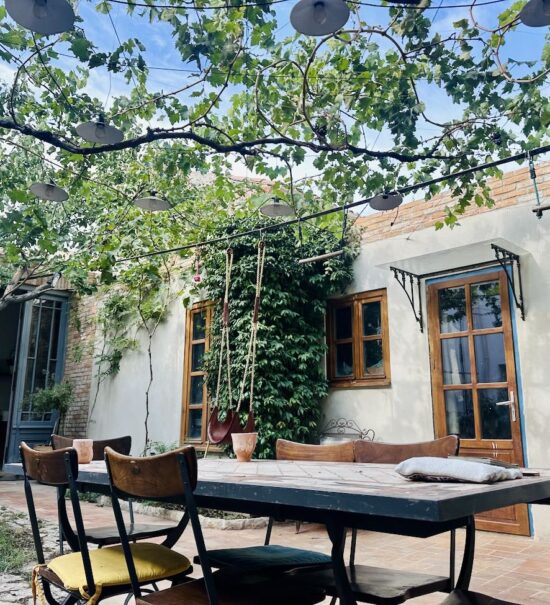À la Madrague de Montredon, Montrose Studio est un nouvel atelier de céramique à Marseille imaginé par Alya Kazakevich. Dans un lieu lumineux ouvert sur un patio, la céramiste propose des cours et ateliers pour enfants et adultes, entre modelage, création et expérimentation. (treille)