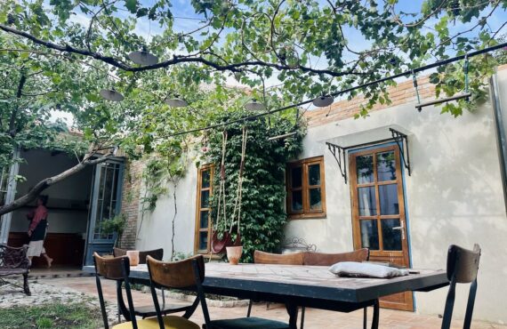 À la Madrague de Montredon, Montrose Studio est un nouvel atelier de céramique à Marseille imaginé par Alya Kazakevich. Dans un lieu lumineux ouvert sur un patio, la céramiste propose des cours et ateliers pour enfants et adultes, entre modelage, création et expérimentation. (treille)