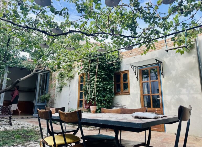 À la Madrague de Montredon, Montrose Studio est un nouvel atelier de céramique à Marseille imaginé par Alya Kazakevich. Dans un lieu lumineux ouvert sur un patio, la céramiste propose des cours et ateliers pour enfants et adultes, entre modelage, création et expérimentation. (treille)