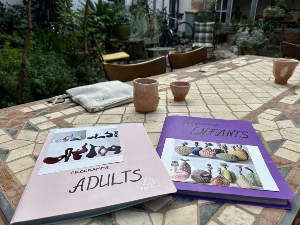 À la Madrague de Montredon, Montrose Studio est un nouvel atelier de céramique à Marseille imaginé par Alya Kazakevich. Dans un lieu lumineux ouvert sur un patio, la céramiste propose des cours et ateliers pour enfants et adultes, entre modelage, création et expérimentation (cours)