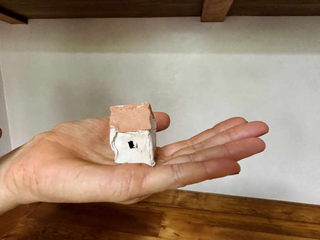 À la Madrague de Montredon, Montrose Studio est un nouvel atelier de céramique à Marseille imaginé par Alya Kazakevich. Dans un lieu lumineux ouvert sur un patio, la céramiste propose des cours et ateliers pour enfants et adultes, entre modelage, création et expérimentation (maisons)