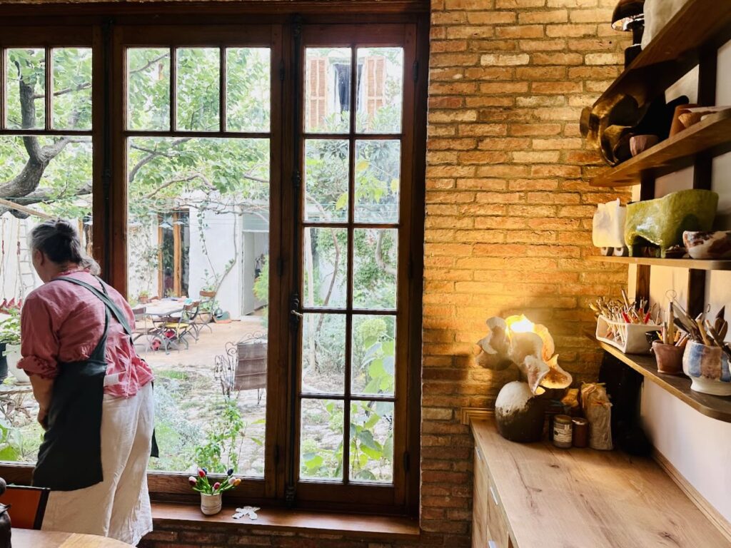 À la Madrague de Montredon, Montrose Studio est un nouvel atelier de céramique à Marseille imaginé par Alya Kazakevich. Dans un lieu lumineux ouvert sur un patio, la céramiste propose des cours et ateliers pour enfants et adultes, entre modelage, création et expérimentation (studio)