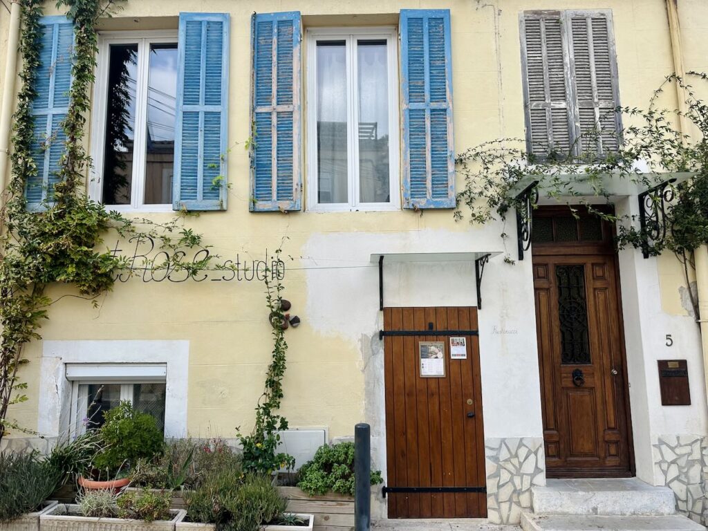 À la Madrague de Montredon, Montrose Studio est un nouvel atelier de céramique à Marseille imaginé par Alya Kazakevich. Dans un lieu lumineux ouvert sur un patio, la céramiste propose des cours et ateliers pour enfants et adultes, entre modelage, création et expérimentation (façade)