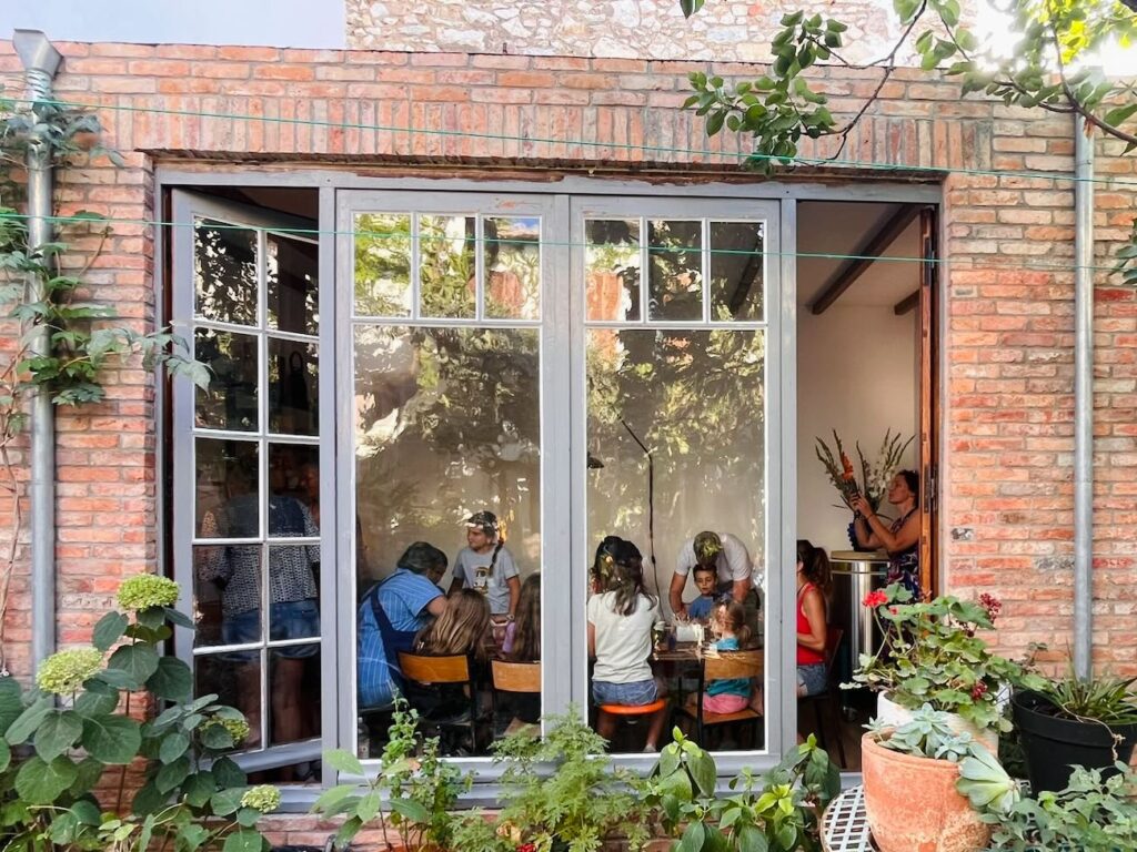 À la Madrague de Montredon, Montrose Studio est un nouvel atelier de céramique à Marseille imaginé par Alya Kazakevich. Dans un lieu lumineux ouvert sur un patio, la céramiste propose des cours et ateliers pour enfants et adultes, entre modelage, création et expérimentation (fenêtres)