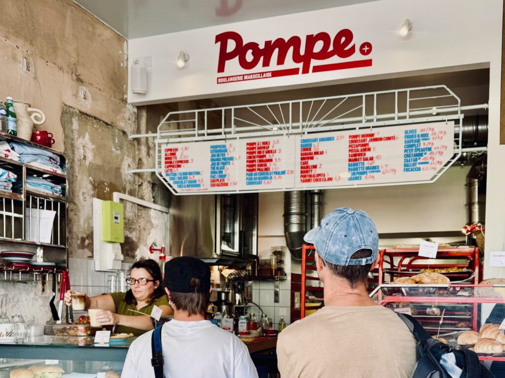 À Malmousque, Pompe pose sa version littoral : pompe à huile classique ou revisitée, viennoiseries maison, sandwichs et café marseillais Luciani. (commande)
