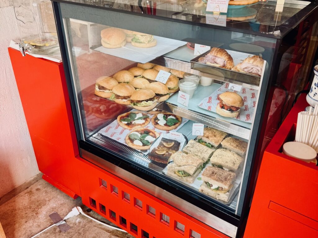 À Malmousque, Pompe pose sa version littoral : pompe à huile classique ou revisitée, viennoiseries maison, sandwichs et café marseillais Luciani. (vitrine)