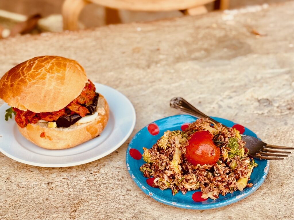 À Malmousque, Pompe pose sa version littoral : pompe à huile classique ou revisitée, viennoiseries maison, sandwichs et café marseillais Luciani. (pan bagnat)