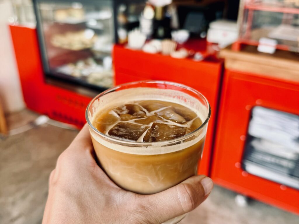 À Malmousque, Pompe pose sa version littoral : pompe à huile classique ou revisitée, viennoiseries maison, sandwichs et café marseillais Luciani. (iced latte)