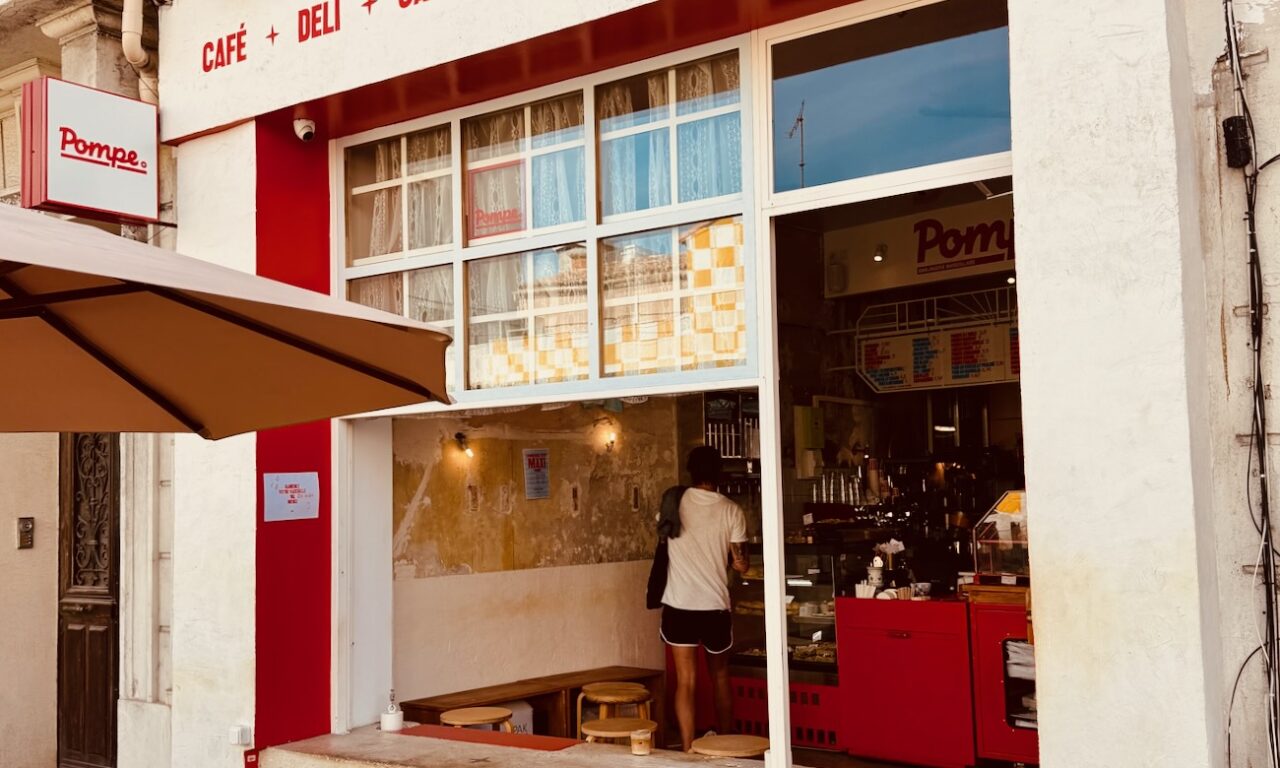 À Malmousque, Pompe pose sa version littoral : pompe à huile classique ou revisitée, viennoiseries maison, sandwichs et café marseillais Luciani. (façade)