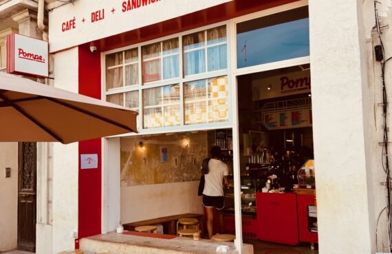 À Malmousque, Pompe pose sa version littoral : pompe à huile classique ou revisitée, viennoiseries maison, sandwichs et café marseillais Luciani. (façade)