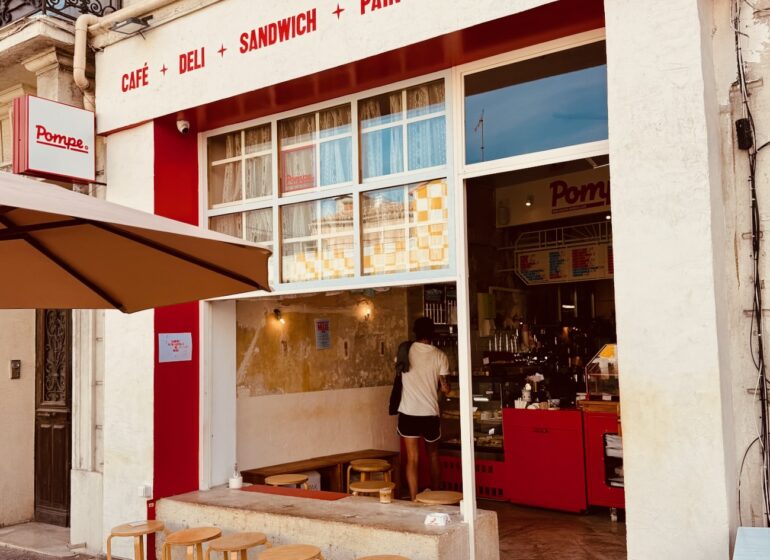 À Malmousque, Pompe pose sa version littoral : pompe à huile classique ou revisitée, viennoiseries maison, sandwichs et café marseillais Luciani. (façade)