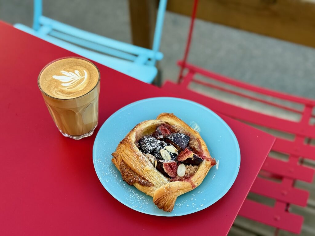 À Malmousque, Pompe pose sa version littoral : pompe à huile classique ou revisitée, viennoiseries maison, sandwichs et café marseillais Luciani. (Danish)