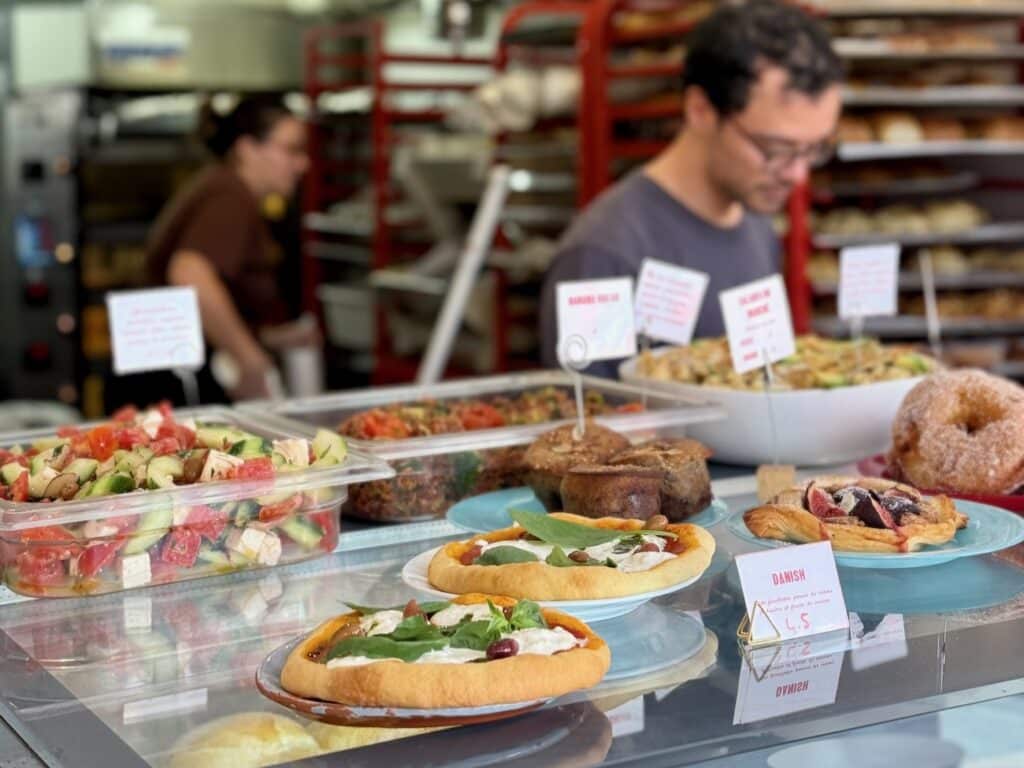 À Malmousque, Pompe pose sa version littoral : pompe à huile classique ou revisitée, viennoiseries maison, sandwichs et café marseillais Luciani. (salades)