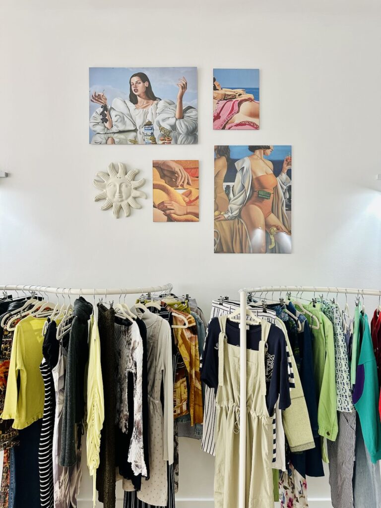À Marseille, Studio Rococo est un nouveau lieu hybride imaginé par Ilana Guershovsky, à la croisée de la mode vintage, de la décoration et de l’architecture intérieure (peintures)