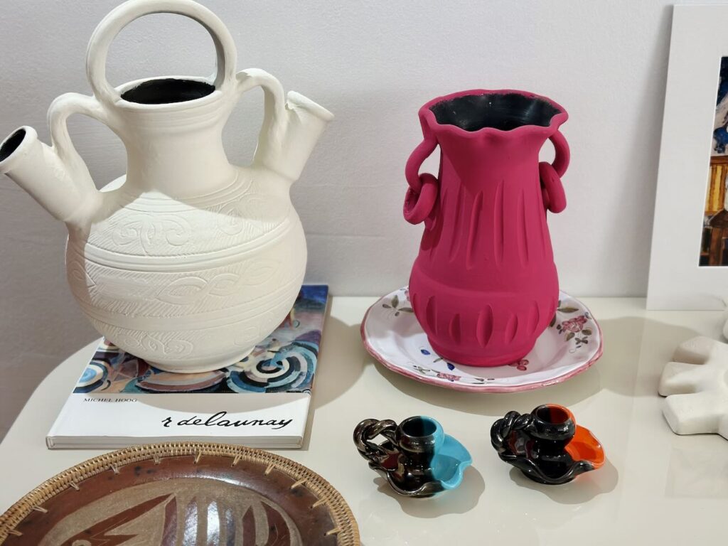 À Marseille, Studio Rococo est un nouveau lieu hybride imaginé par Ilana Guershovsky, à la croisée de la mode vintage, de la décoration et de l’architecture intérieure (vase)