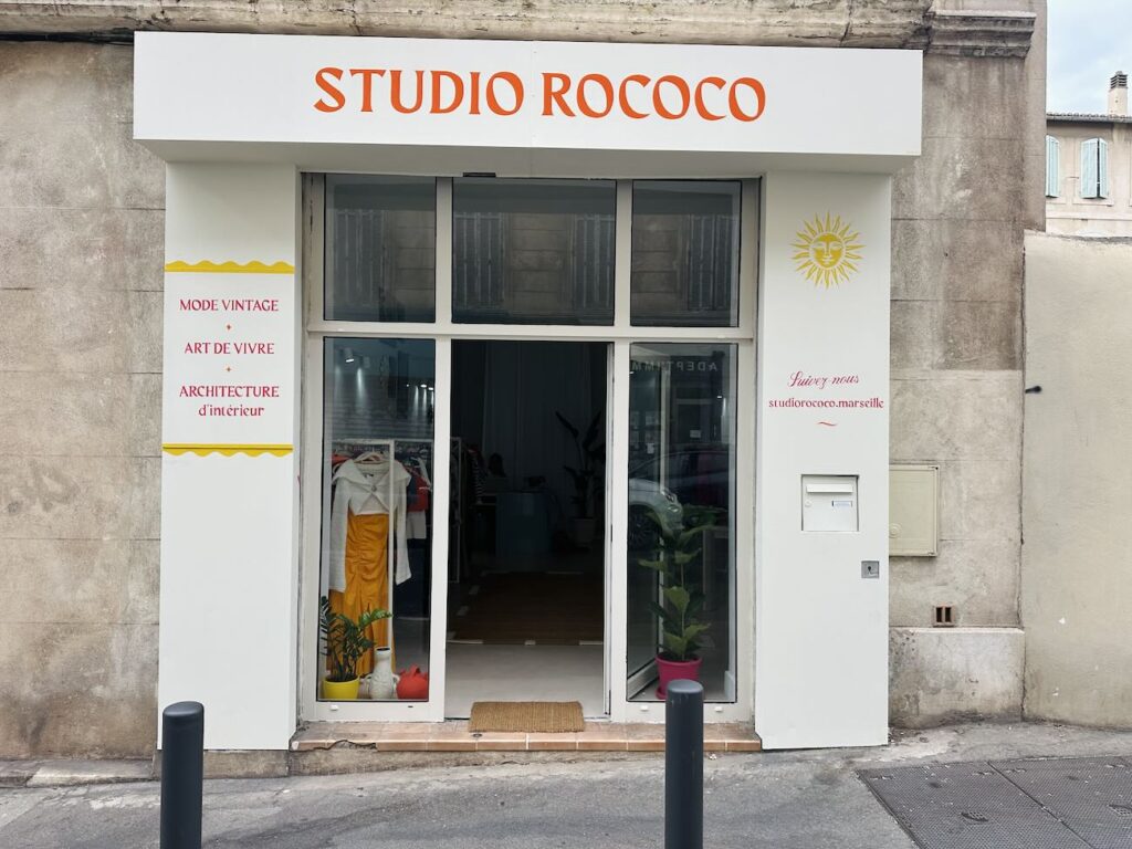 À Marseille, Studio Rococo est un nouveau lieu hybride imaginé par Ilana Guershovsky, à la croisée de la mode vintage, de la décoration et de l’architecture intérieure (devanture)