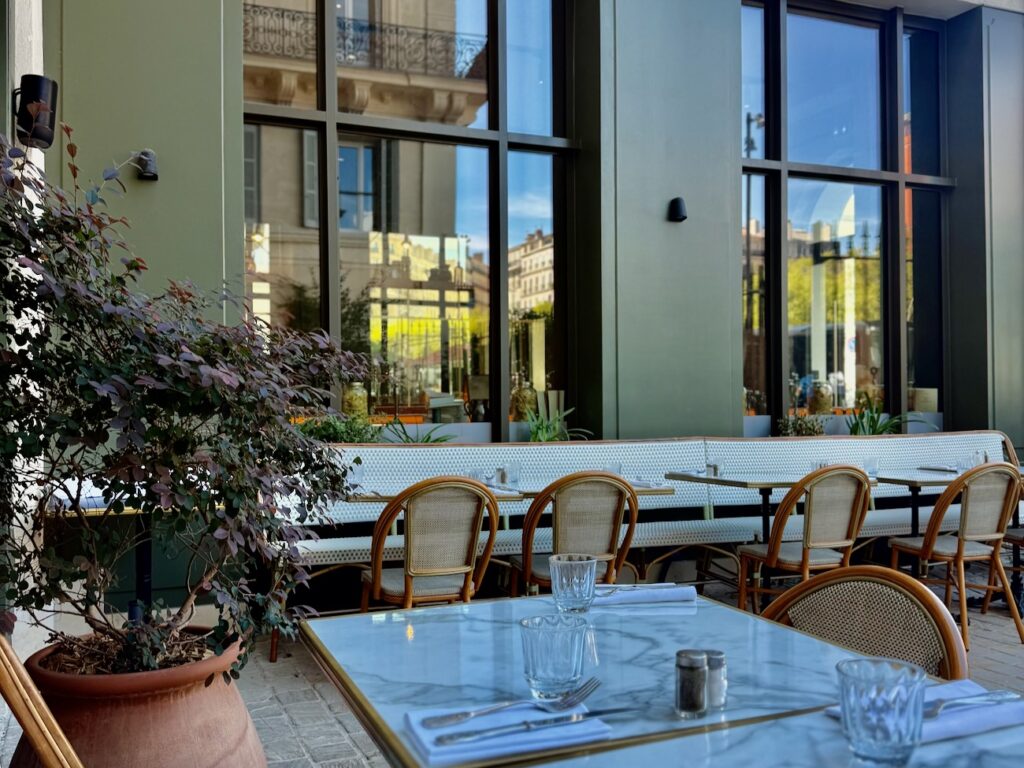 WAM ranime l'ancien Grand Restaurant de la Joliette : bistro trattoria, cuisine italienne authentique signée Monica Bara, poulpe à la braise, formules midi et soirées afterwork. (cour intérieure)