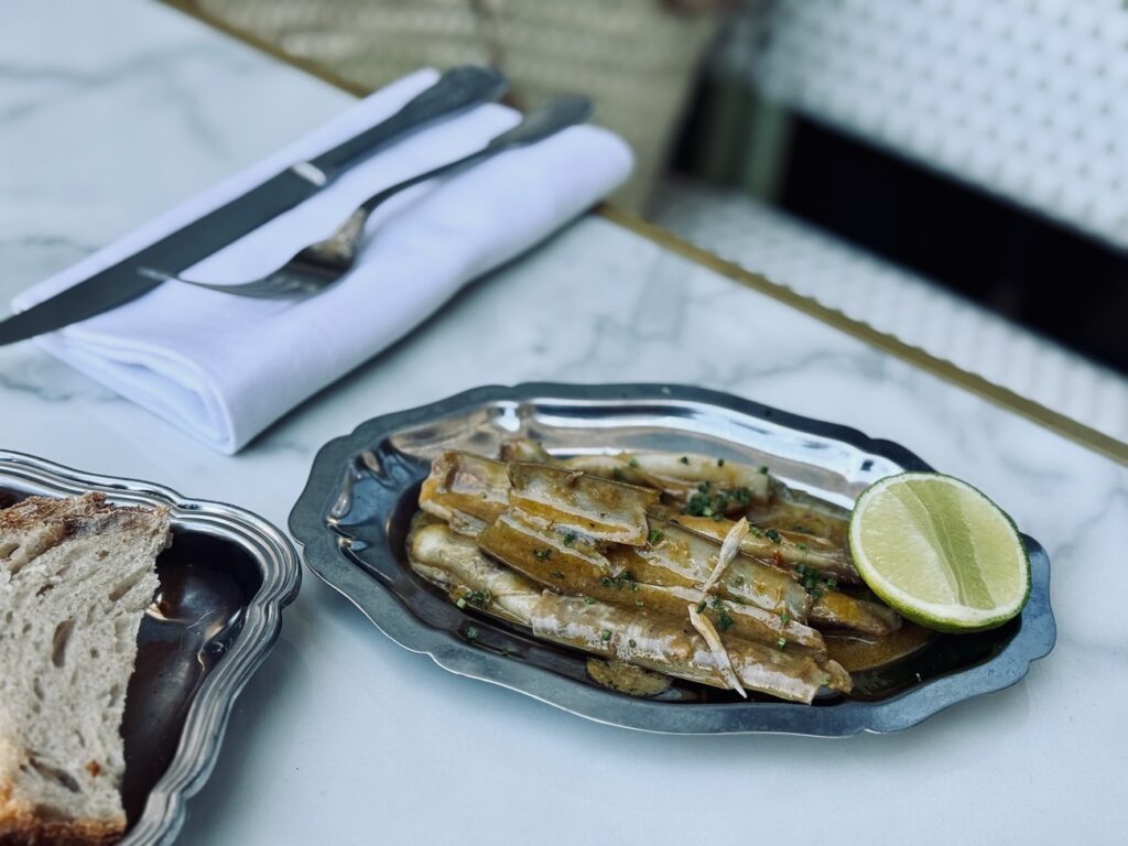 WAM ranime l'ancien Grand Restaurant de la Joliette : bistro trattoria, cuisine italienne authentique signée Monica Bara, poulpe à la braise, formules midi et soirées afterwork. (couteaux de mer)