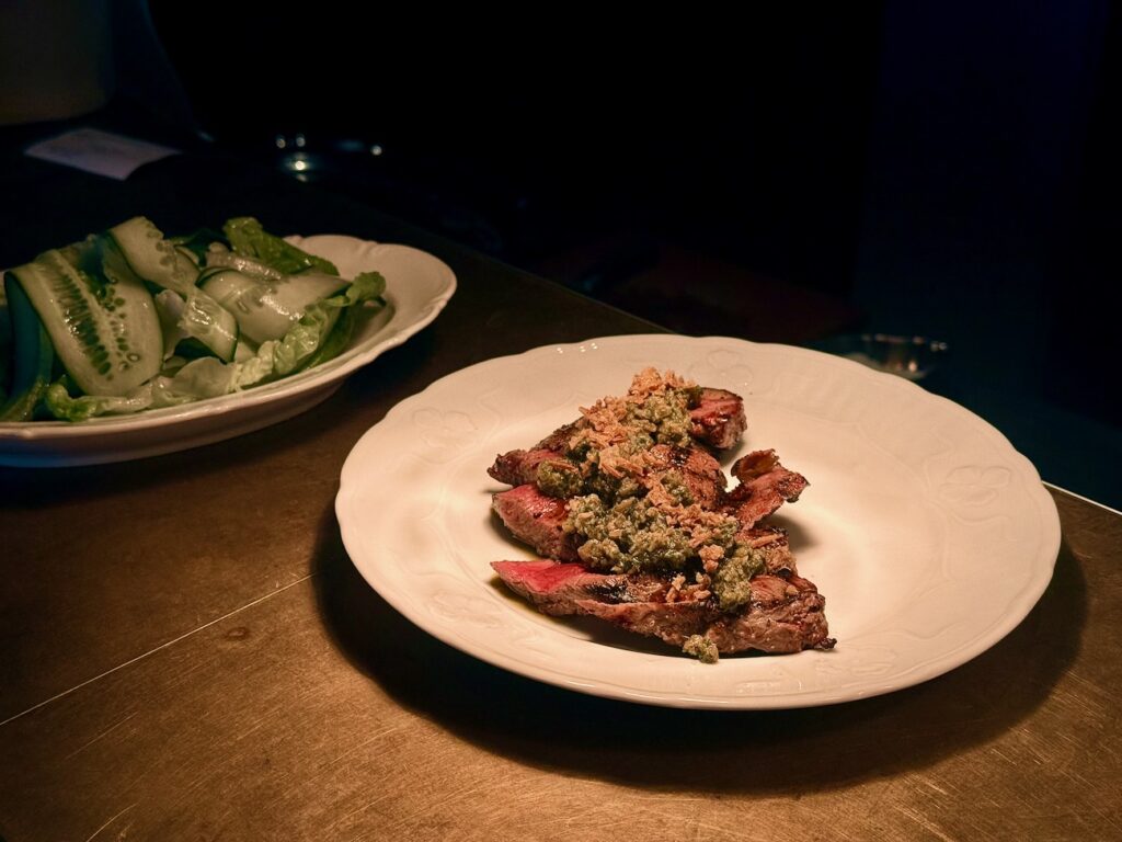 WAM ranime l'ancien Grand Restaurant de la Joliette : bistro trattoria, cuisine italienne authentique signée Monica Bara, poulpe à la braise, formules midi et soirées afterwork. (viande)