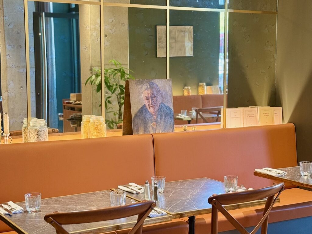 WAM ranime l'ancien Grand Restaurant de la Joliette : bistro trattoria, cuisine italienne authentique signée Monica Bara, poulpe à la braise, formules midi et soirées afterwork. (banquette)