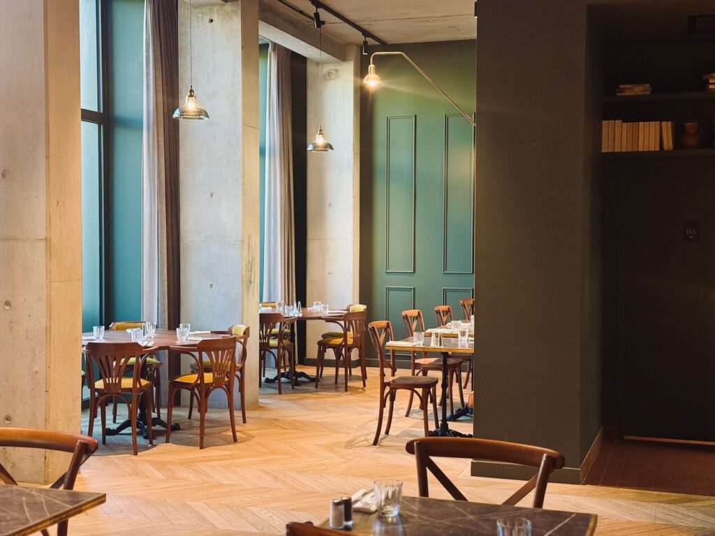 WAM ranime l'ancien Grand Restaurant de la Joliette : bistro trattoria, cuisine italienne authentique signée Monica Bara, poulpe à la braise, formules midi et soirées afterwork. (salle)
