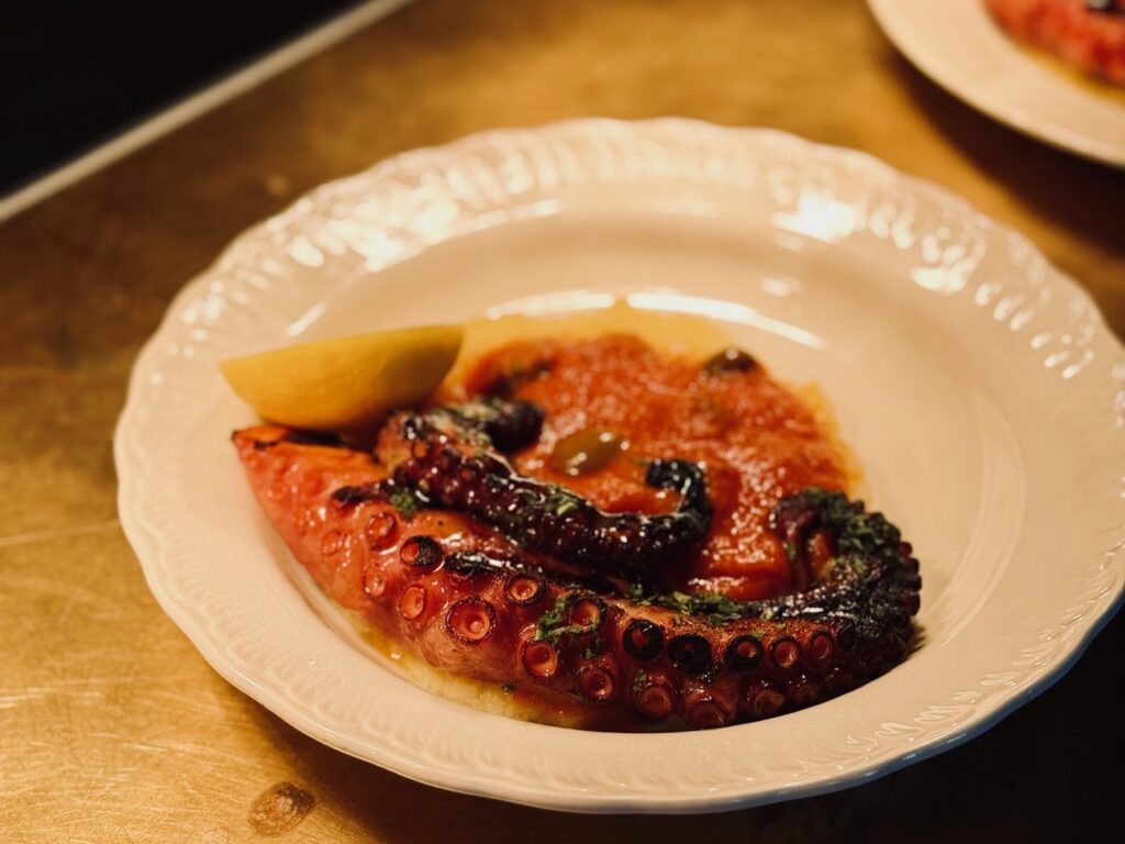 WAM ranime l'ancien Grand Restaurant de la Joliette : bistro trattoria, cuisine italienne authentique signée Monica Bara, poulpe à la braise, formules midi et soirées afterwork. (poulpe)