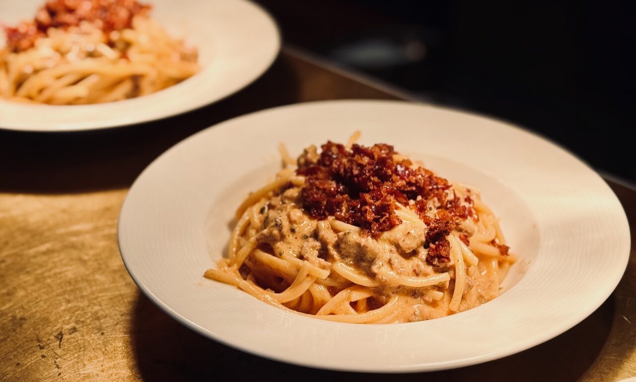 WAM ranime l'ancien Grand Restaurant de la Joliette : bistro trattoria, cuisine italienne authentique signée Monica Bara, poulpe à la braise, formules midi et soirées afterwork. (plat pâtes)
