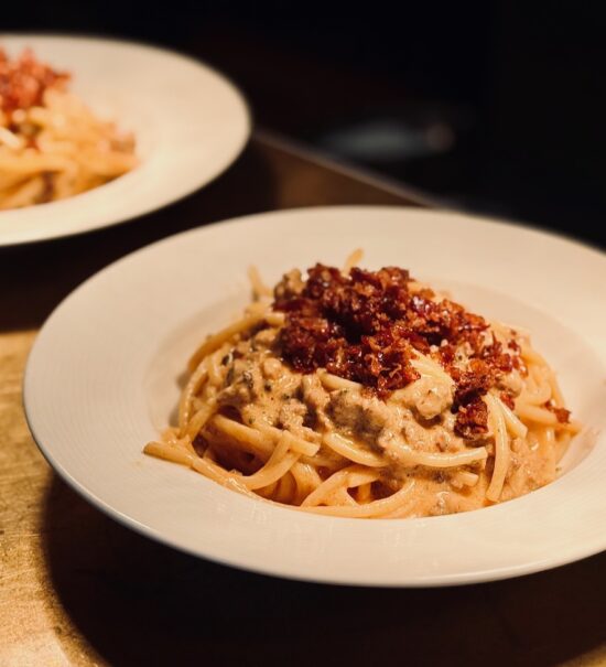 WAM ranime l'ancien Grand Restaurant de la Joliette : bistro trattoria, cuisine italienne authentique signée Monica Bara, poulpe à la braise, formules midi et soirées afterwork. (plat pâtes)