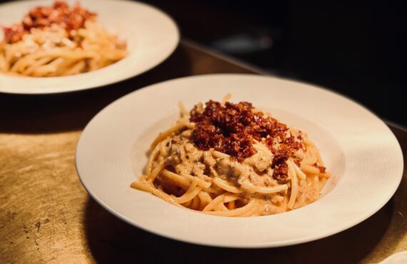 WAM ranime l'ancien Grand Restaurant de la Joliette : bistro trattoria, cuisine italienne authentique signée Monica Bara, poulpe à la braise, formules midi et soirées afterwork. (plat pâtes)
