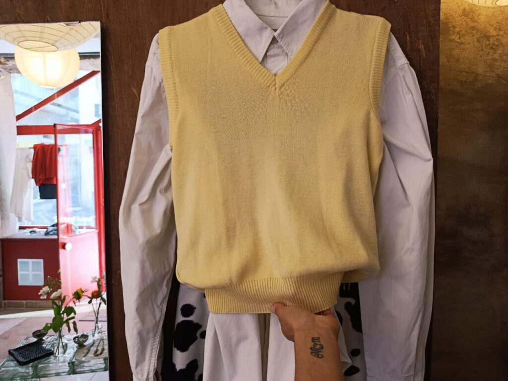 À Marseille, Nikki donne à la seconde main sa propre signature. Dans sa petite boutique, Laura compose une sélection personnelle, portée par une culture mode pointue (pull)