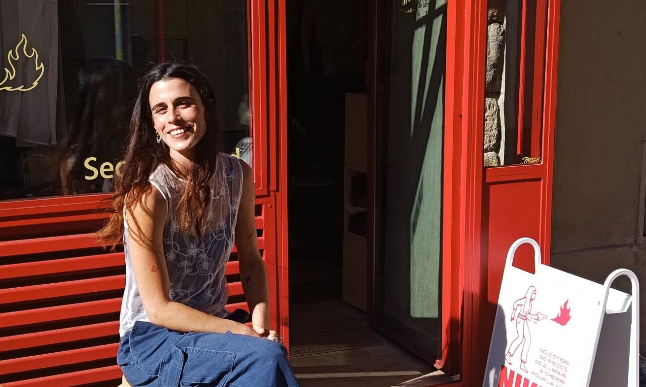 À Marseille, Nikki donne à la seconde main sa propre signature. Dans sa petite boutique, Laura compose une sélection personnelle, portée par une culture mode pointue (Laura)